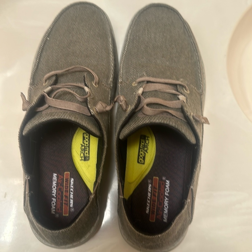 Sketchers wide fit, air cooled, memory foam with arc